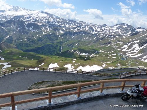 Kopfsteinpflasterauffahrt zur Edelweißspitze