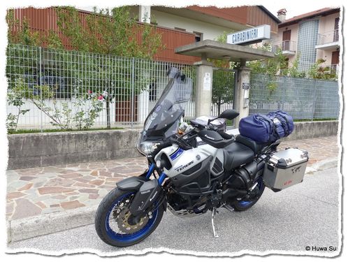 "Blue Bandit" vor der Carabinieristation